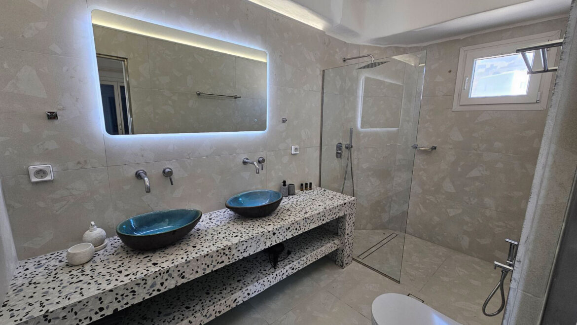 Bathroom & Showers